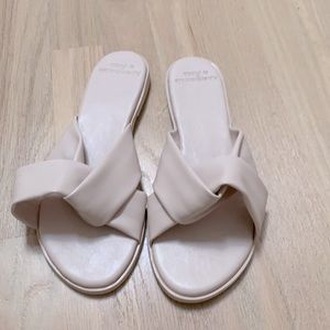 New Abercrombie Sandals never worn!